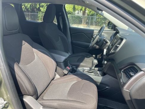 Used 2021 Jeep Cherokee Latitude FWD image 25