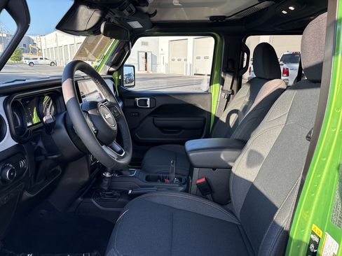 Used 2025 Jeep Wrangler Unlimited Sport AWD/4WD image 18
