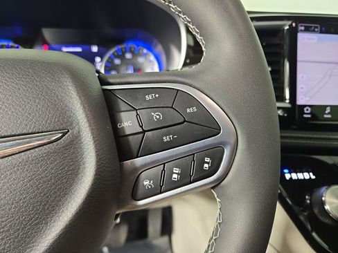 Used 2024 Chrysler Pacifica Limited AWD/4WD image 24