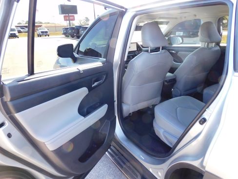 Used 2023 Toyota Highlander XLE image 12