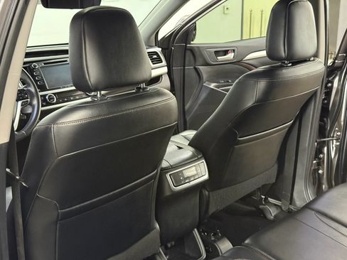 Used 2019 Toyota Highlander XLE AWD/4WD image 18