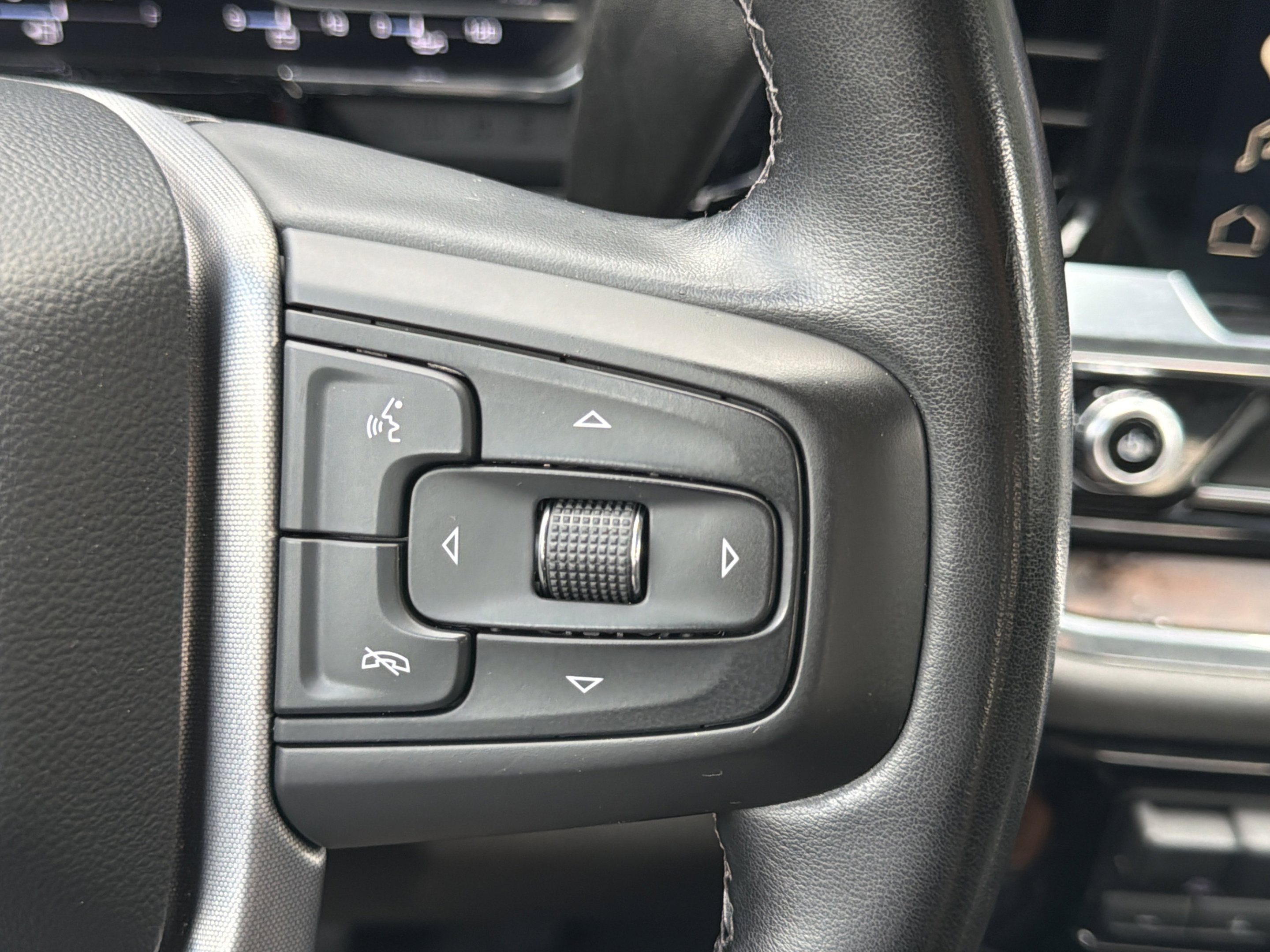 Used 2025 GMC Sierra 1500 SLT RWD image 13