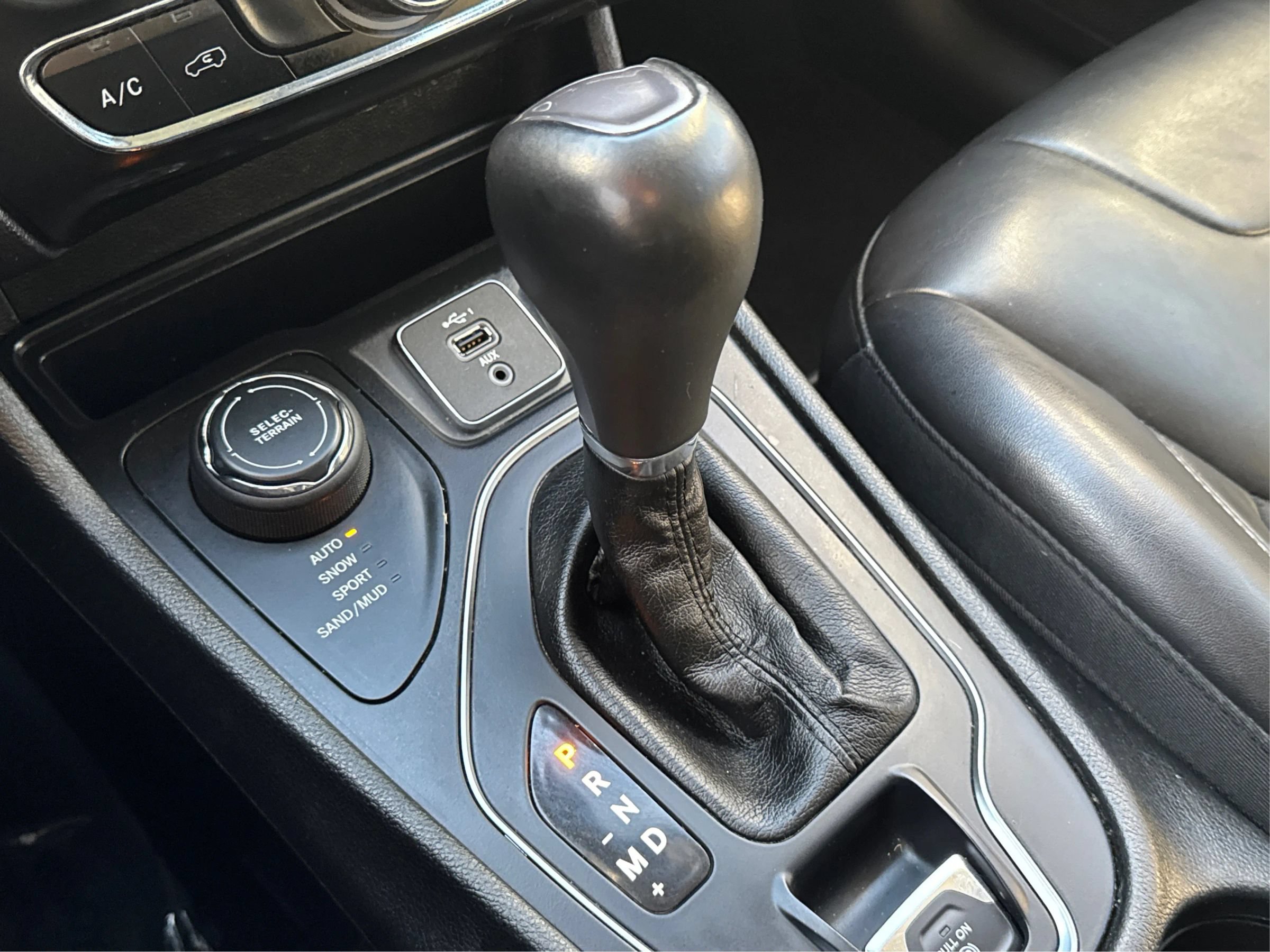 Used 2019 Jeep Cherokee Latitude Plus AWD/4WD image 36