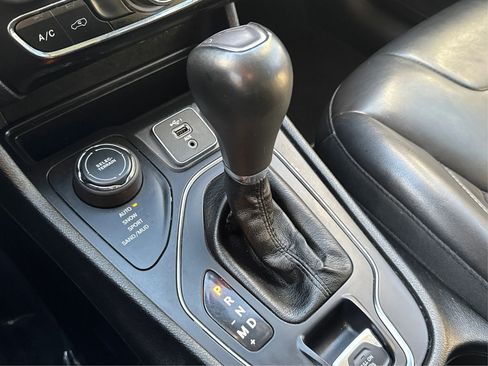 Used 2019 Jeep Cherokee Latitude Plus AWD/4WD image 36