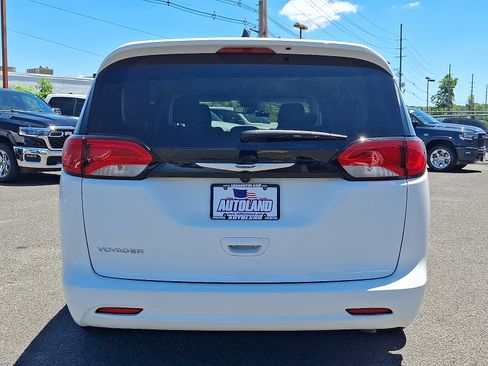 Certified 2023 Chrysler Voyager LX FWD image 6