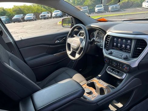 Used 2023 GMC Acadia SLE w/ Driver Convenience Package FWD image 9