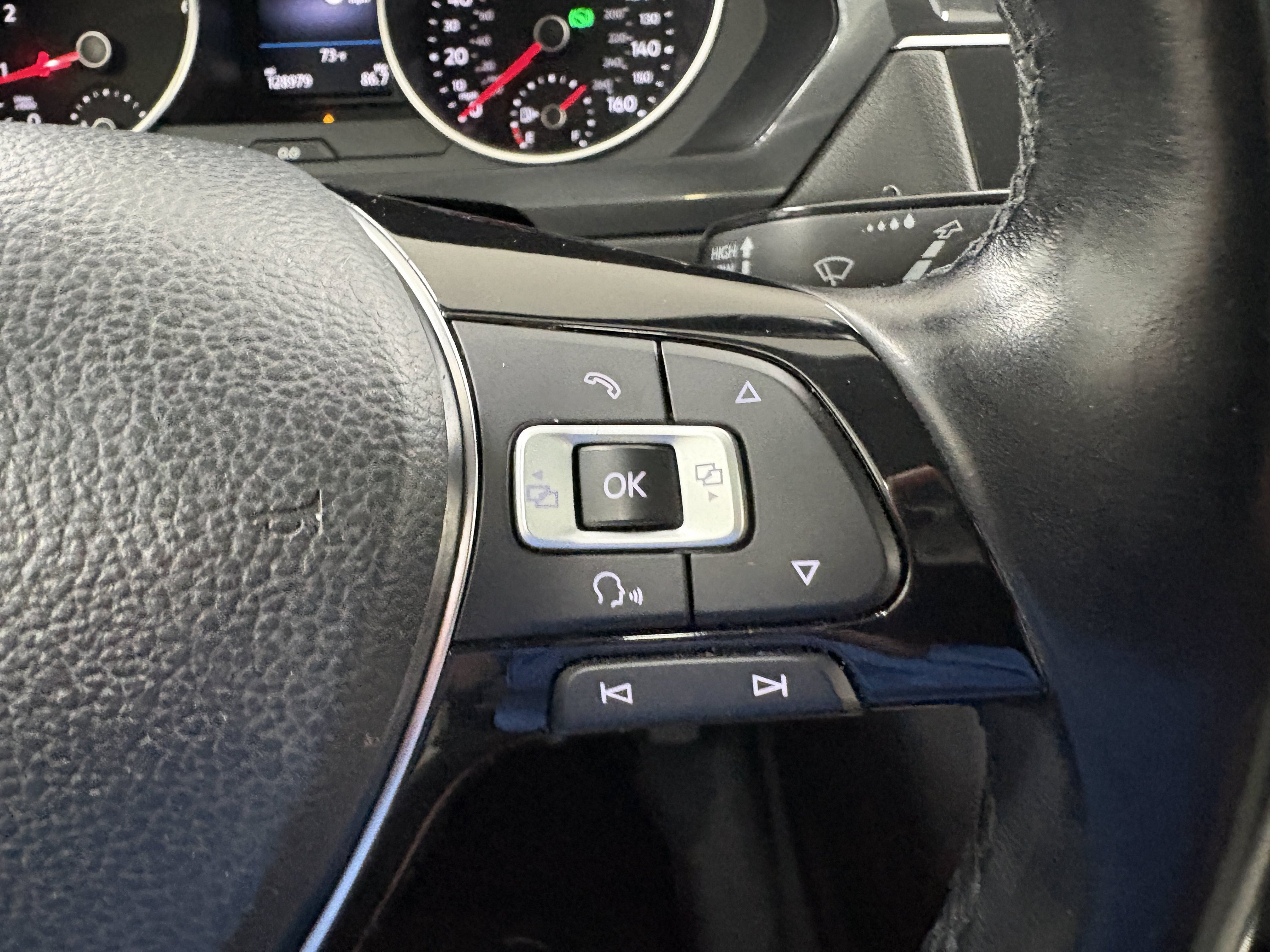 Used 2018 Volkswagen Tiguan SEL AWD/4WD image 34