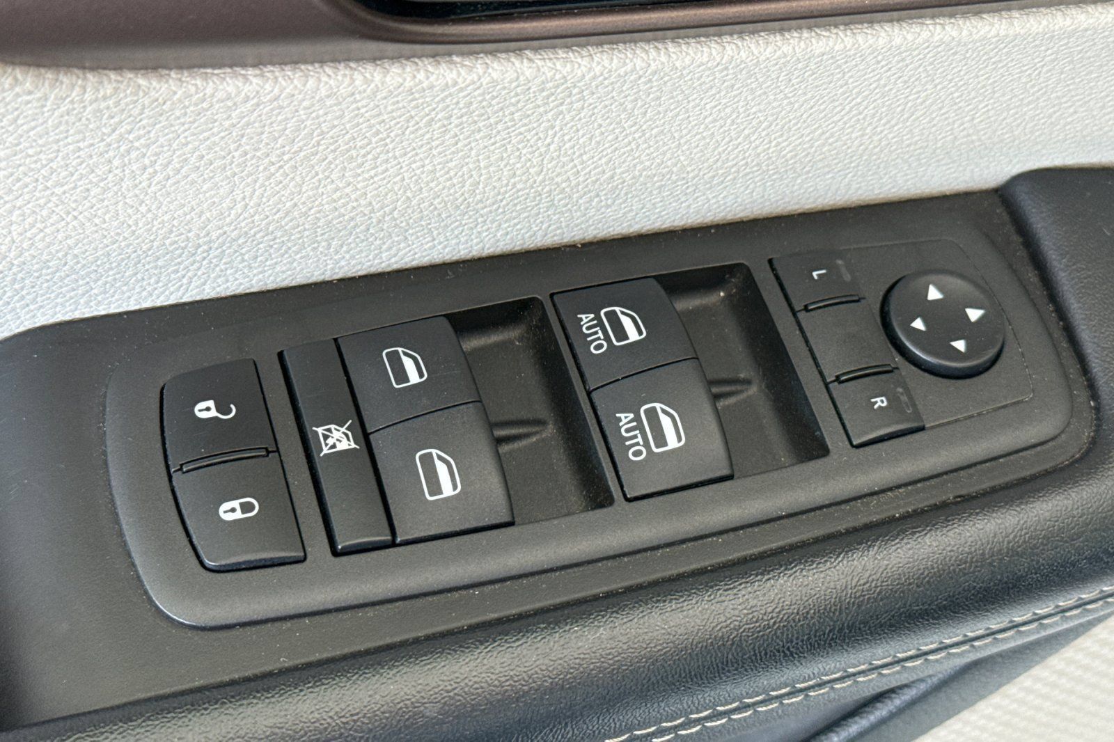 Used 2022 Chrysler Voyager LX FWD image 18