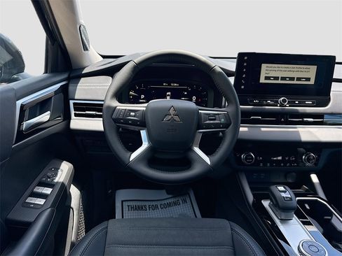 New 2025 Mitsubishi Outlander SE image 24