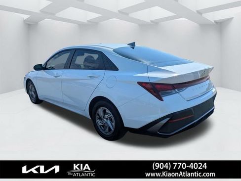 Used 2025 Hyundai Elantra SE FWD image 5