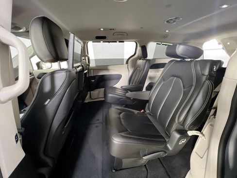 Used 2023 Chrysler Pacifica Touring-L w/ Uconnect Theater Family Group image 24