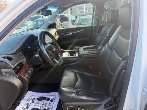 Used 2017 Cadillac Escalade ESV Luxury AWD/4WD image 12