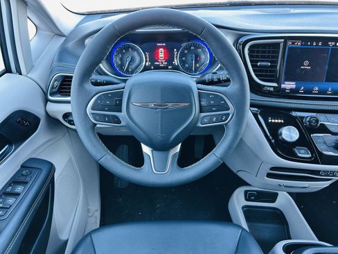 Used 2024 Chrysler Pacifica Touring-L image 15