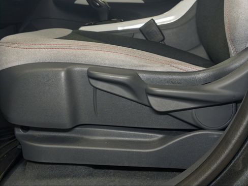 Used 2018 Chevrolet Bolt LT FWD image 8