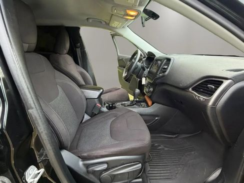 Used 2020 Jeep Cherokee Latitude FWD image 9