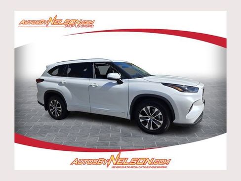 Used 2022 Toyota Highlander XLE AWD/4WD image 1