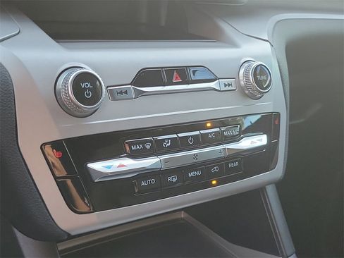 Used 2023 Ford Explorer XLT image 30