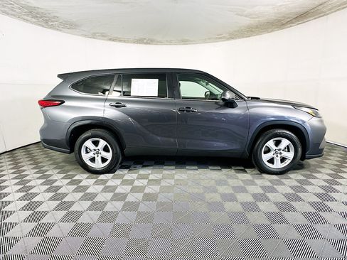 Used 2023 Toyota Highlander LE FWD image 2