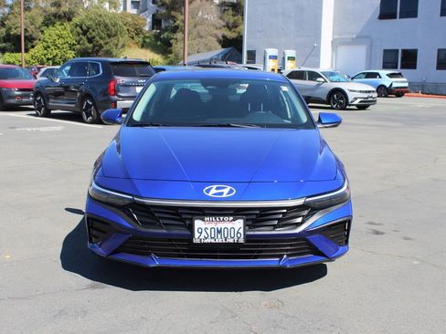 Used 2025 Hyundai Elantra SE image 4