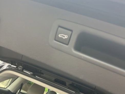 Used 2023 Toyota Highlander LE AWD/4WD image 27