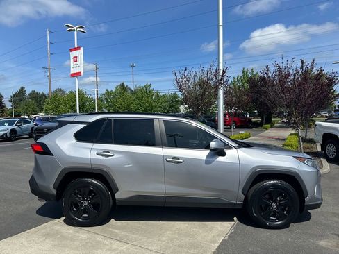 Used 2019 Toyota RAV4 XLE FWD image 6