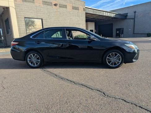 Used 2016 Toyota Camry SE image 2