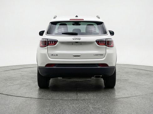 Used 2025 Jeep Compass Latitude AWD/4WD image 7