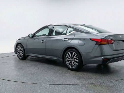 Used 2025 Nissan Altima 2.5 SV FWD image 6