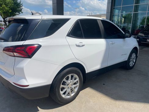 Used 2022 Chevrolet Equinox LS FWD image 11