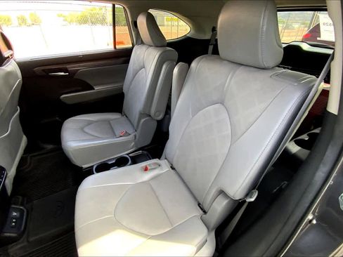 Used 2021 Toyota Highlander Platinum image 18