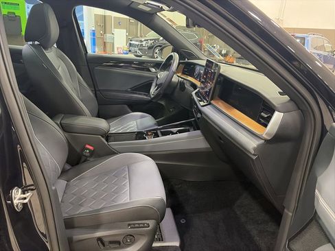 Used 2025 Volkswagen Tiguan SEL R-Line AWD/4WD image 14