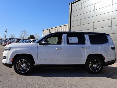 Used 2023 Jeep Grand Wagoneer Base image 2