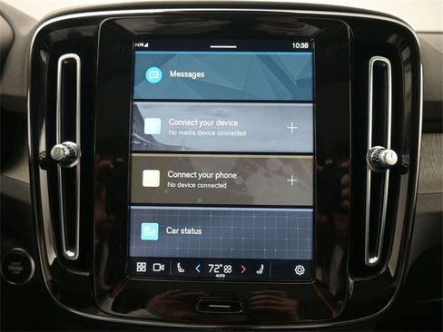 Used 2024 Volvo XC40 B5 Plus image 12