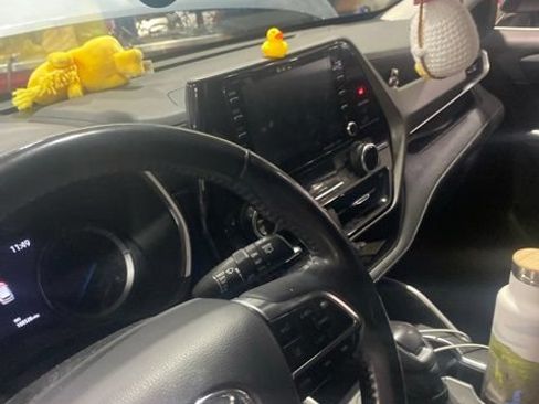 Used 2021 Toyota Highlander XLE AWD/4WD image 2