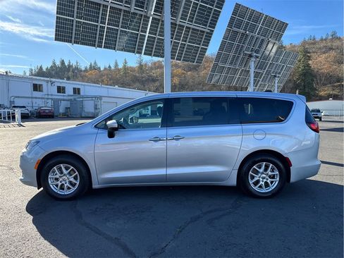 Used 2023 Chrysler Voyager LX image 8