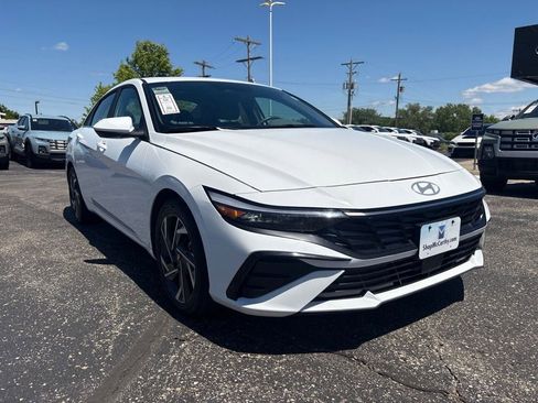 Certified 2025 Hyundai Elantra SEL FWD image 3