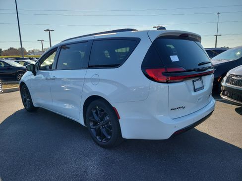 New 2026 Chrysler Pacifica Limited w/ S Appearance Package image 8