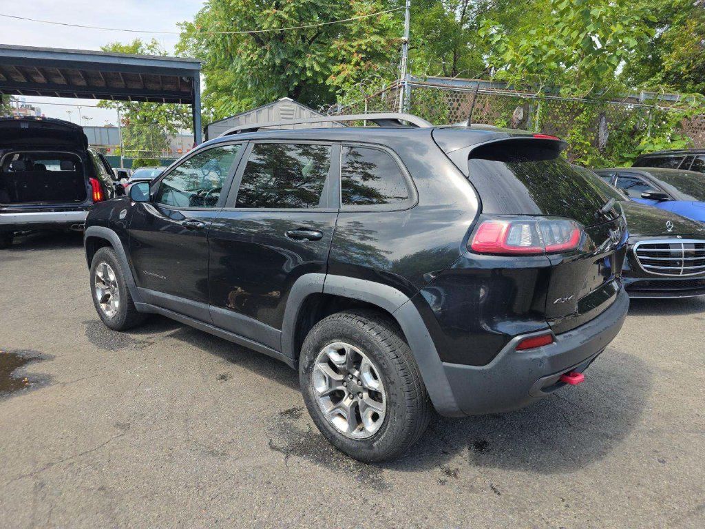 Used 2019 Jeep Cherokee Trailhawk AWD/4WD image 2