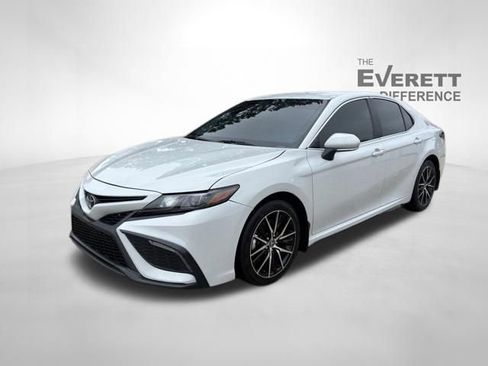 Used 2024 Toyota Camry SE FWD image 3
