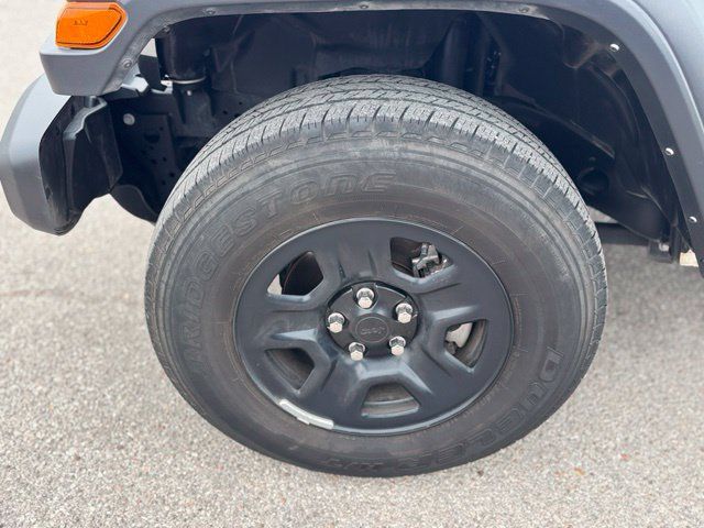 Used 2025 Jeep Gladiator Sport AWD/4WD image 7