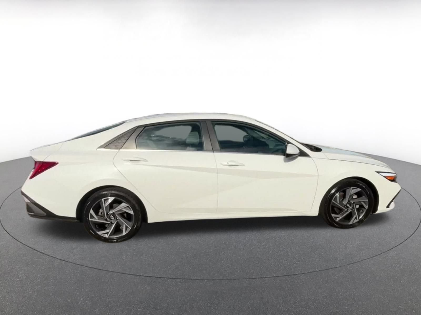 Used 2025 Hyundai Elantra SEL FWD image 15