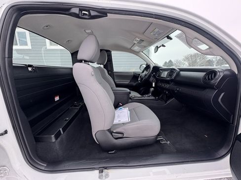 Used 2016 Toyota Tacoma SR image 10