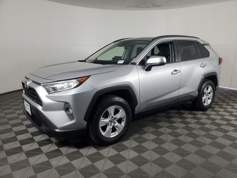 Used 2019 Toyota RAV4 XLE w/ Carpet Mat Package FWD image 8