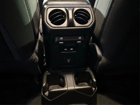 Used 2020 Jeep Wrangler Unlimited Sahara image 35