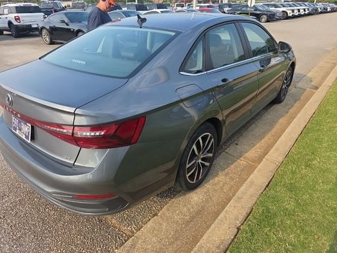 Used 2025 Volkswagen Jetta SE FWD image 9