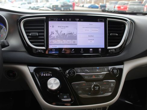 Used 2023 Chrysler Pacifica Touring-L image 18