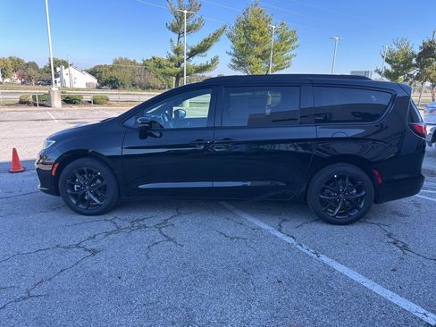 New 2026 Chrysler Pacifica Select image 18