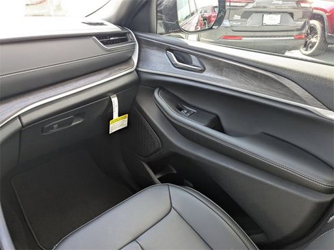 New 2025 Jeep Grand Cherokee Limited image 17