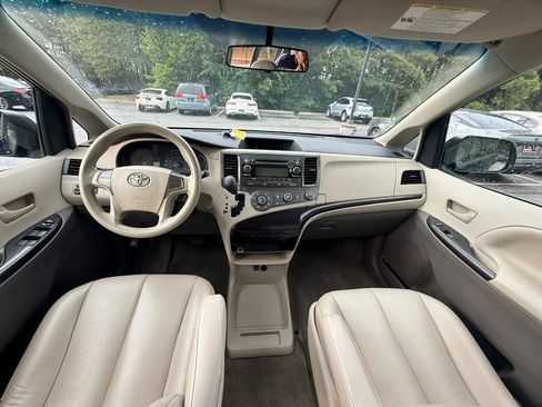 Used 2013 Toyota Sienna L FWD image 2