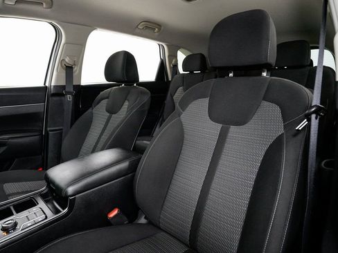 Used 2023 Kia Sorento LX image 8